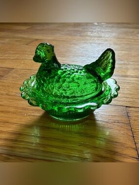Emerald Green Mosser Mini Hen on Nest